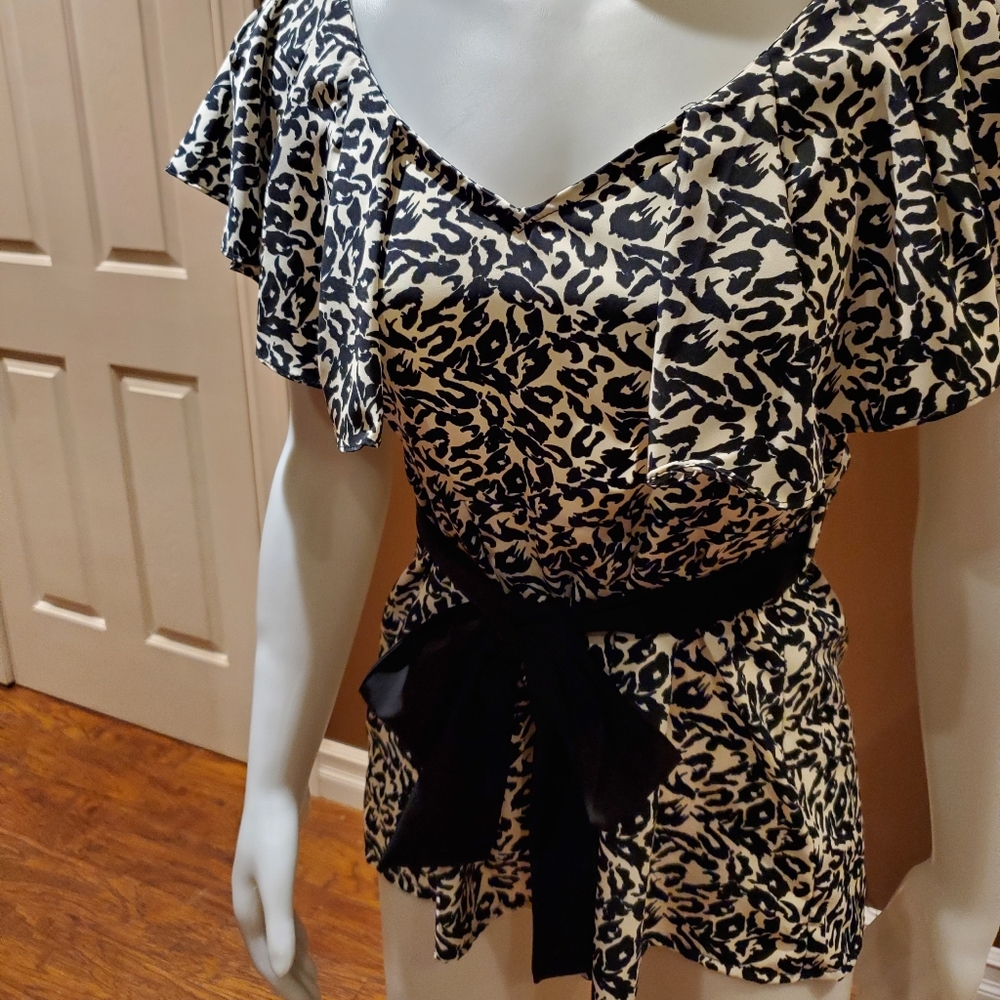 Adorable ruffled H&M top